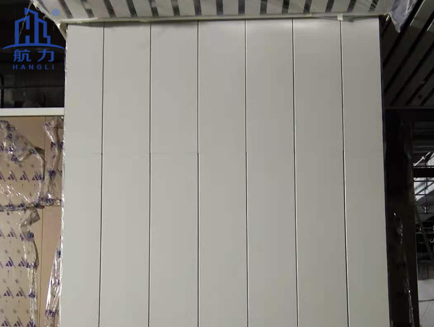 航力銑槽板的應用-雄安新區高鐵站，纖維水泥板施工案例，硅酸鈣板天花板解決方案，穿孔吸音板安裝貼圖